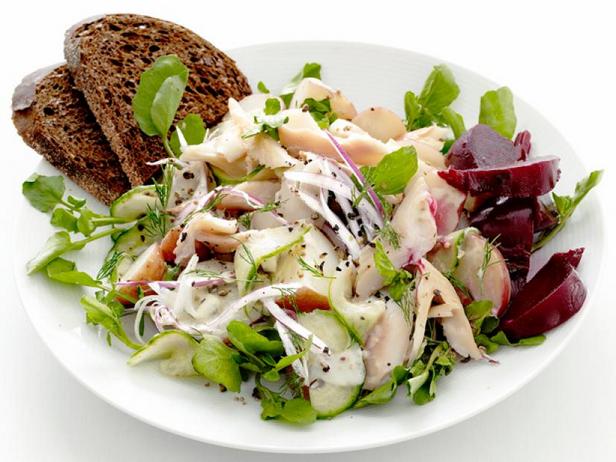 Come preparare l'insalata di patate con trota affumicata
