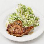 Gebratenes Schweinefleisch mit einem Keil Eisbergsalat