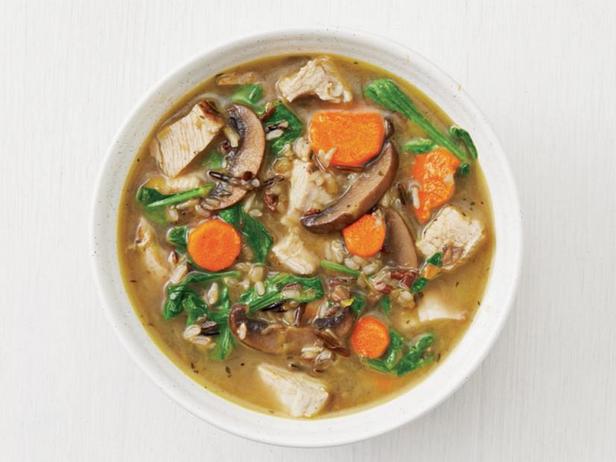 Wie man Truthahn-Wildreis-Suppe zubereitet
