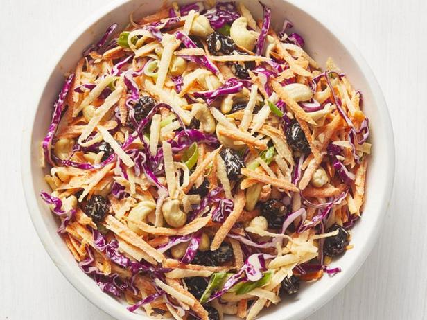 Wie man Steckrüben-Karotten-Krautsalat zubereitet