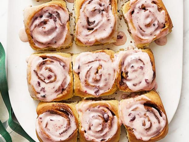 Wie man Zimtschnecken mit Cranberry und Orange zubereitet