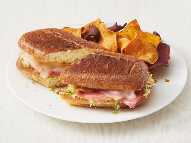 So bereiten Sie ein Rosenkohl-Salami-Panini zu