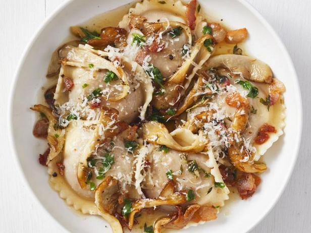 Wie man Kürbisravioli mit Pilzsoße und Pancetta zubereitet