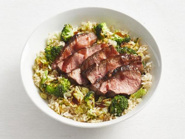 Zubereitung – Schüssel mit braunem Reis, Quinoa, Brokkoli und Steak