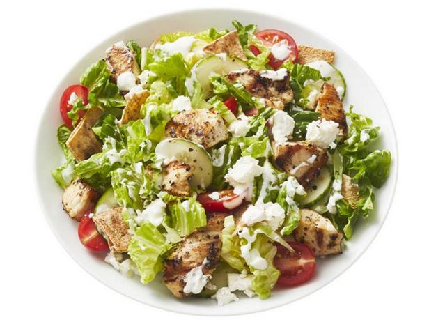 Wie man Hähnchen-Souvlaki-Salat zubereitet