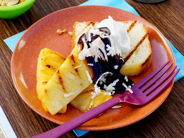 Wie man einen Ananas-Eisbecher zubereitet