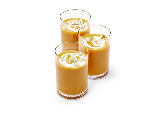 So wird's gemacht – Cremige Süßkartoffelsuppe mit cremigen Marshmallows im Schnapsglas