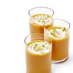 Cremige Süßkartoffelsuppe mit cremigen Marshmallows im Schnapsglas