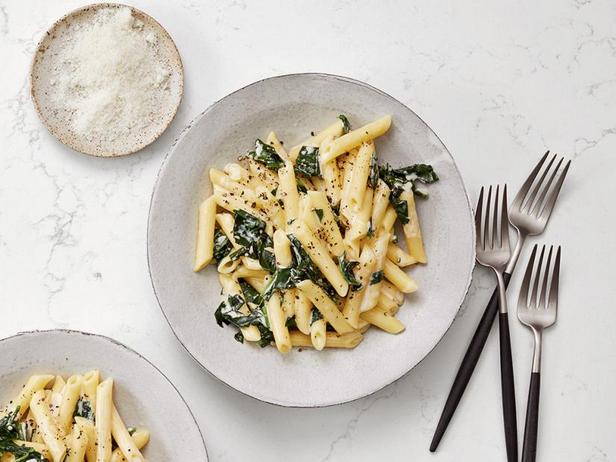So bereiten Sie Grünkohl-Alfredo-Pasta zu