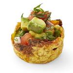 Avocado mit Gemüse in Kochbananenschalen