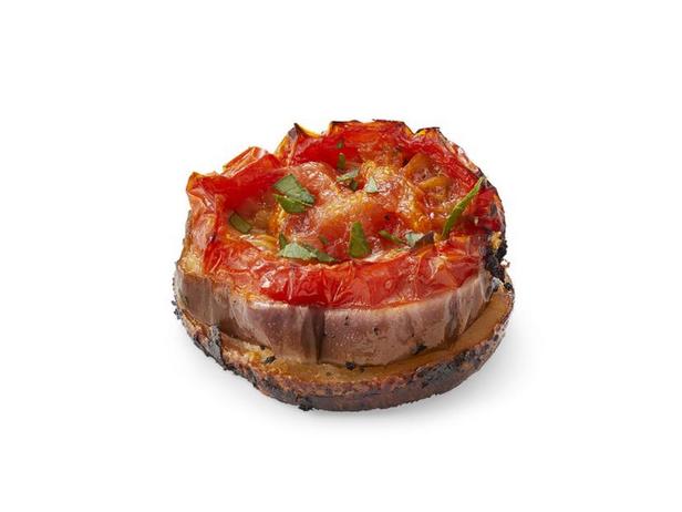 Wie man Auberginen- und Tomaten-Napoleons zubereitet