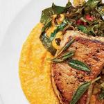 Natürliche Schweinekoteletts mit Kürbis-Maismehl und Mangold