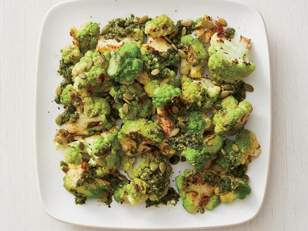 Πώς να φτιάξετε Romanesco με πέστο από σπόρους κολοκύθας