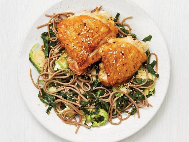 วิธีทำ - บะหมี่โซบะราดน้ำสลัดงา เสิร์ฟพร้อมไก่ทอด