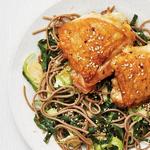 Soba-Nudeln in Sesam-Dressing mit gebratenen Hähnchenschenkeln