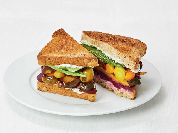 So bereiten Sie Sandwiches mit geröstetem Gemüse zu