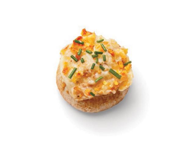 Mit Asiago-Käse gefüllte Zwiebeln