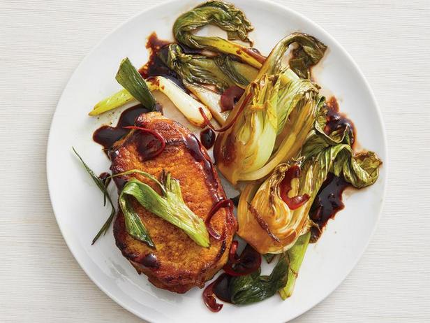 Kuidas teha naturaalseid kurkumiga sealihakotlette Bok Choy'ga