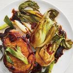 Natürliche Schweinekoteletts in Kurkuma mit Pak Choi