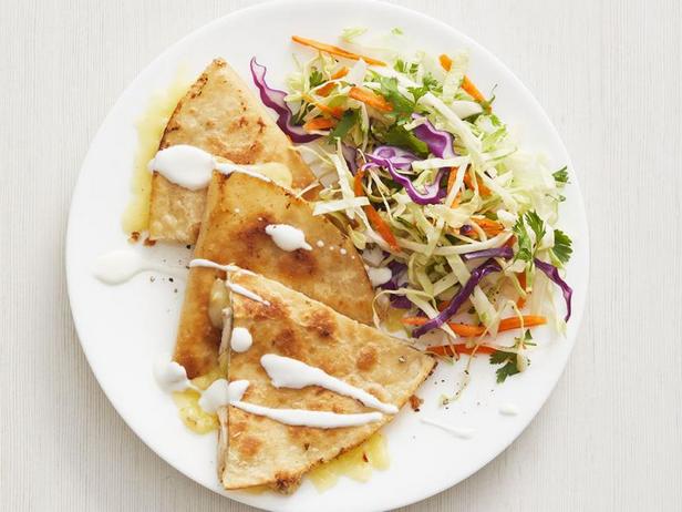 Как се приготвя - Кесадия с пилешко месо и сирене, Coleslaw и кориандър