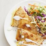 Quesadilla mit Hähnchen und Käse, dazu Krautsalat und Koriander