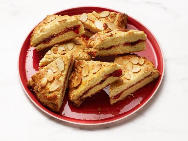 Wie man Eierlikör- und Marmeladen-Scones zubereitet