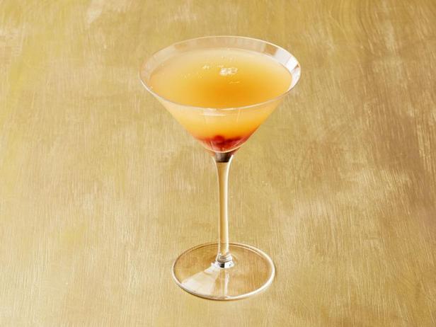 Wie man einen französischen Martini mit Granatapfel zubereitet
