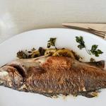 Ganzer Fisch mit Kräutern im Ofen