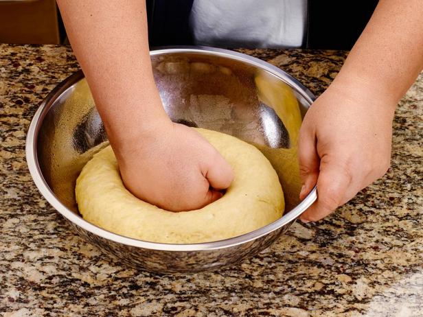 ضع عجينة الخميرة في الثلاجة.