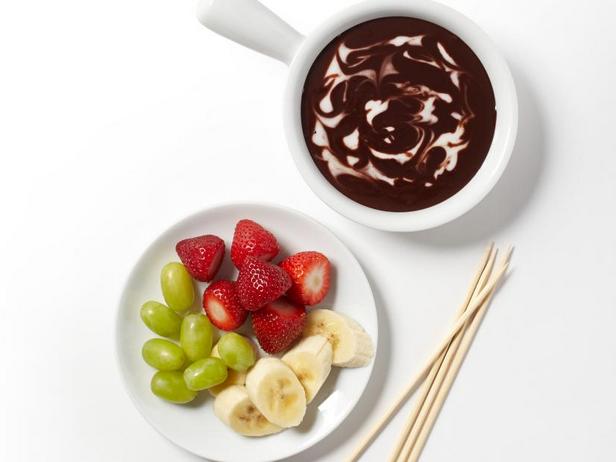 Wie man Schokoladen-Kokos-Fondue zubereitet
