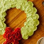 Weihnachtskranz aus gefüllten Eiern