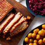 Knuspriger Schweinebauch mit geschmortem Rotkohl und karamellisierten Kartoffeln