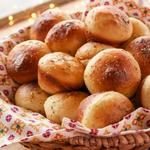 Brötchen mit Kräutern und Butter