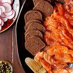 Graved Lachs auf Schwarzbrot mit Radieschen und Meerrettich