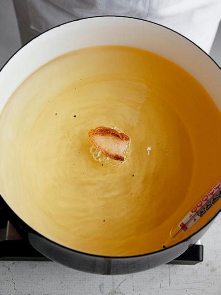 Eine Pfanne mit Öl erhitzen.