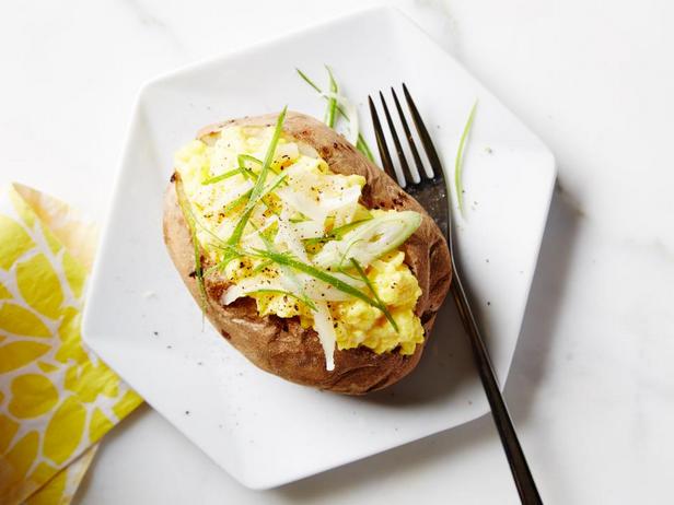 Gebackene Kartoffel gefüllt mit Ei und Käse