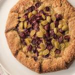 Galette mit Trauben, Ricotta und Weinsirup auf Fenchelboden