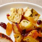 Brotfüllung mit Äpfeln, getrockneten Cranberries und getrockneten Aprikosen (Garnitur)