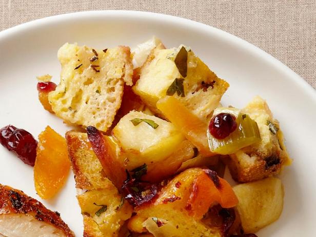 Zubereitung - Brotfüllung mit Äpfeln, getrockneten Cranberries und getrockneten Aprikosen (Beilage)