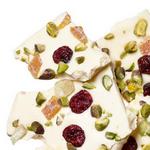 Weiße Schokoladentafel mit Pistazien, Cranberries und kandierten Orangenschalen