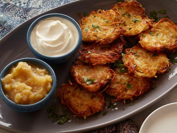 Wie man Latkes mit Apfelmus und Sauerrahm zubereitet
