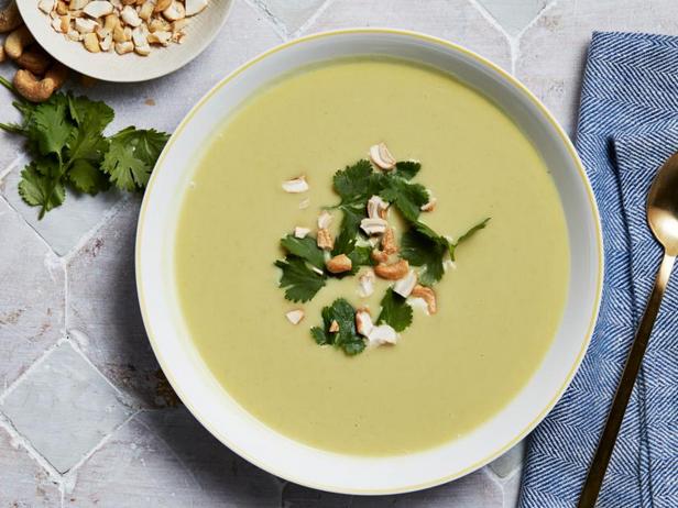 Wie man eine cremige Blumenkohlsuppe mit Curry zubereitet
