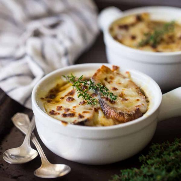 Wie man Zwiebelsuppe im Topf zubereitet