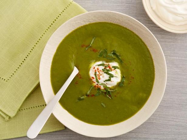 Wie man Brokkoli- und Poblano-Paprikasuppe zubereitet