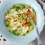 Hühnernudelsuppe mit Kurkuma