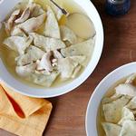 Einfache Hühner- und Knödelsuppe