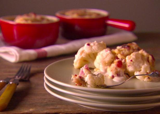 Blumenkohl mit Parmesan und Pancetta, in einer Milchsoße gebacken