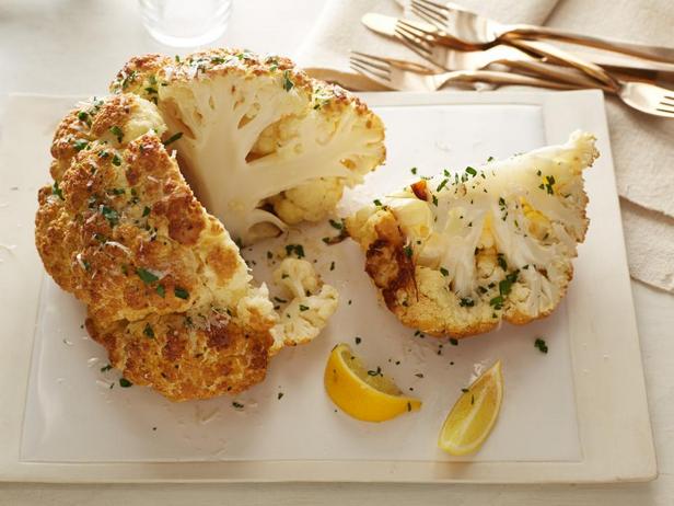 Geröstete Blumenkohlköpfe mit Senf-Parmesan-Kruste