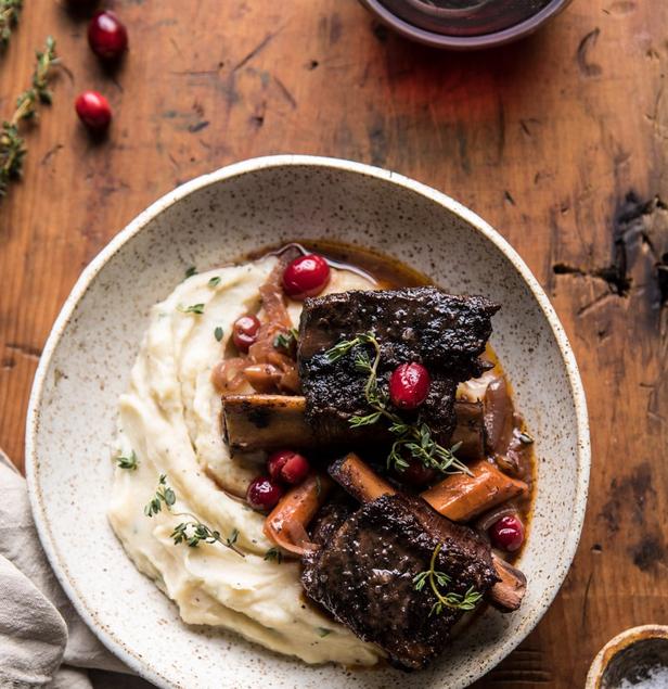 أضلاع لحم بقري مطهوة ببطء في النبيذ الأحمر
