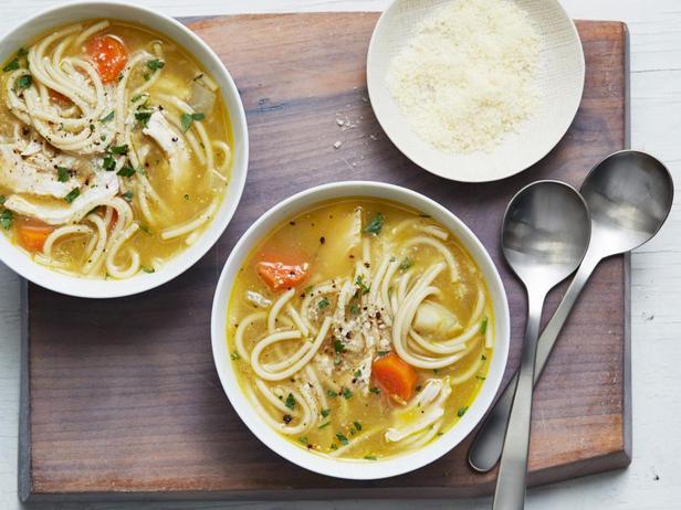 شوربة نودلز بالدجاج والبارميزان